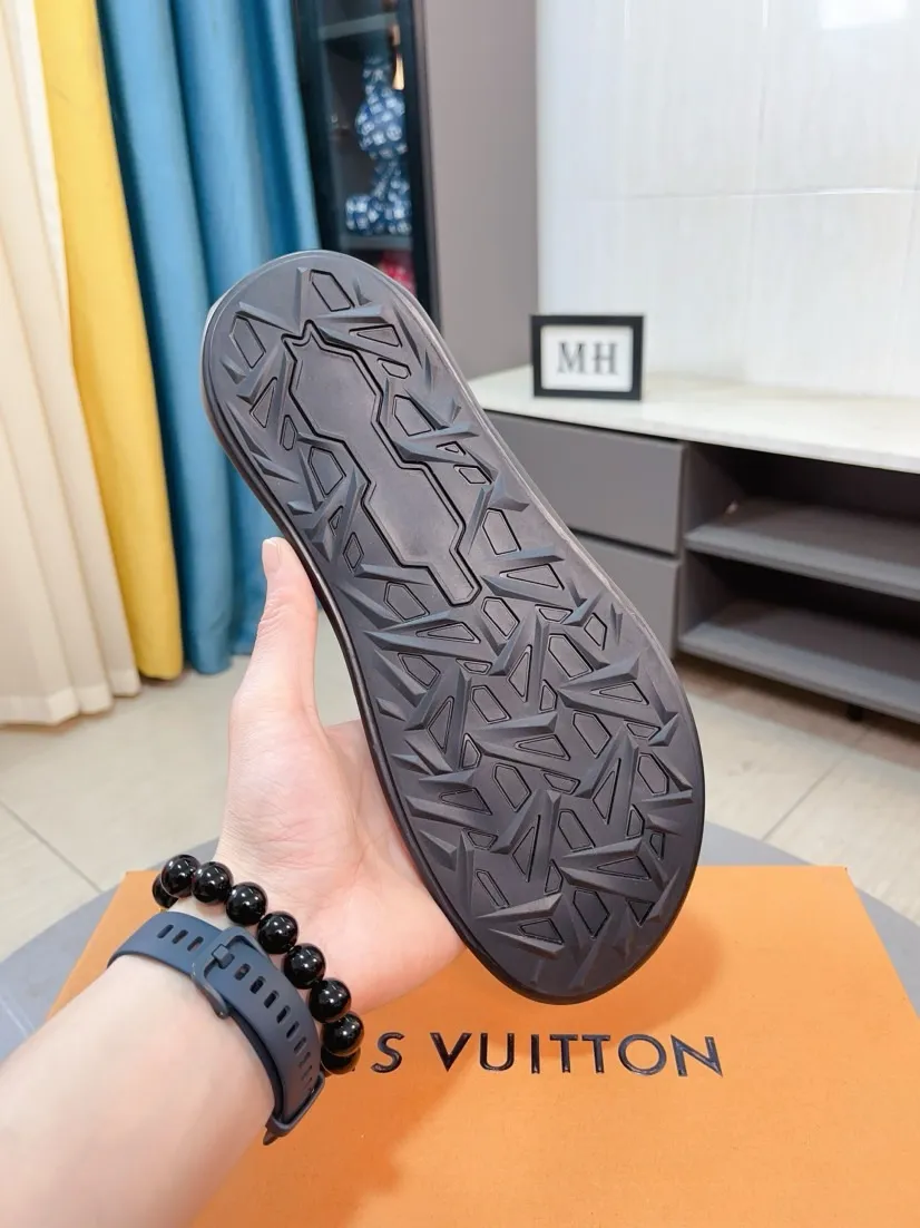 Men's shoes 💰260🌹🌹 (lv-Louis Vuitton) new men's sandals, high-end boutique, exquisite embossed logo decoration on the upper, fine workmanship, super soft soles, casual, loose and comfortable, a must-have in summer! \nsize：38-44